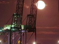 Moon/20161017_Moon_over_Felixstowe_DM_3565.jpg